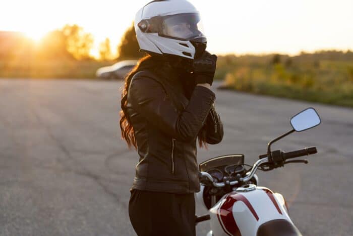 femme qui met son casque de moto