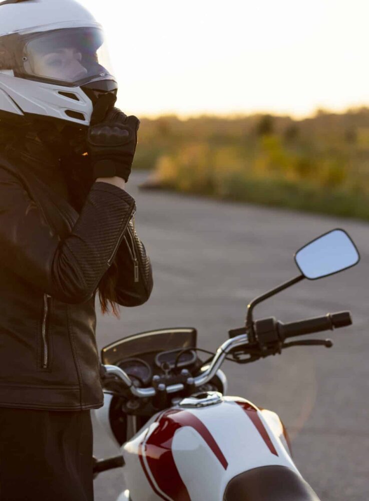 femme qui met son casque de moto