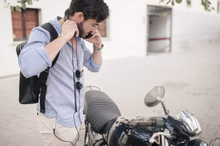 Motard au téléphone